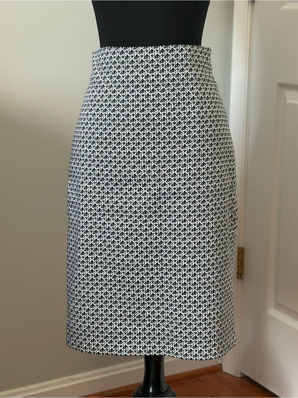 Andrea Jovine, Black/White, Lined, Pencil Skirt,
Silver Zipper, Cotton, Size 8